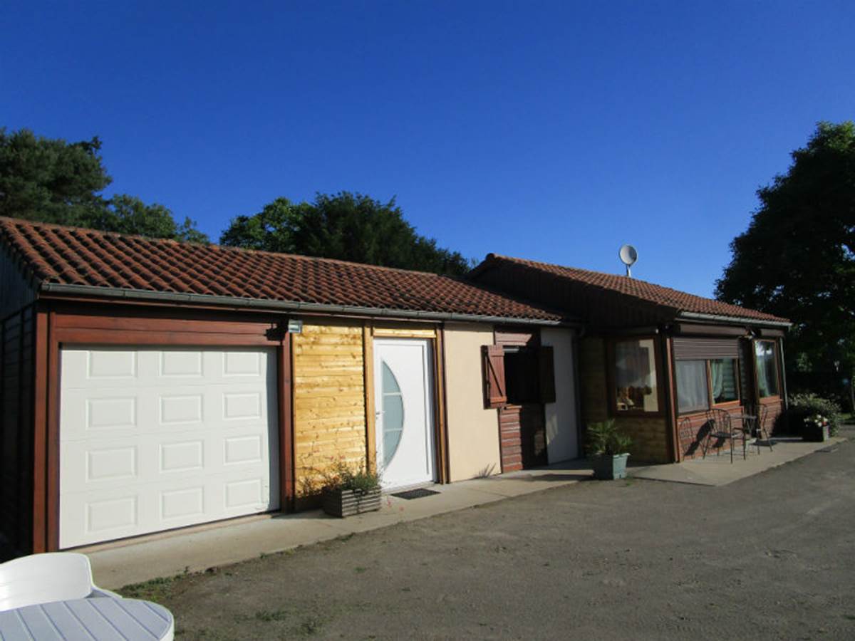Gîte Les rosiers Arnac-La-Poste, vue extérieure