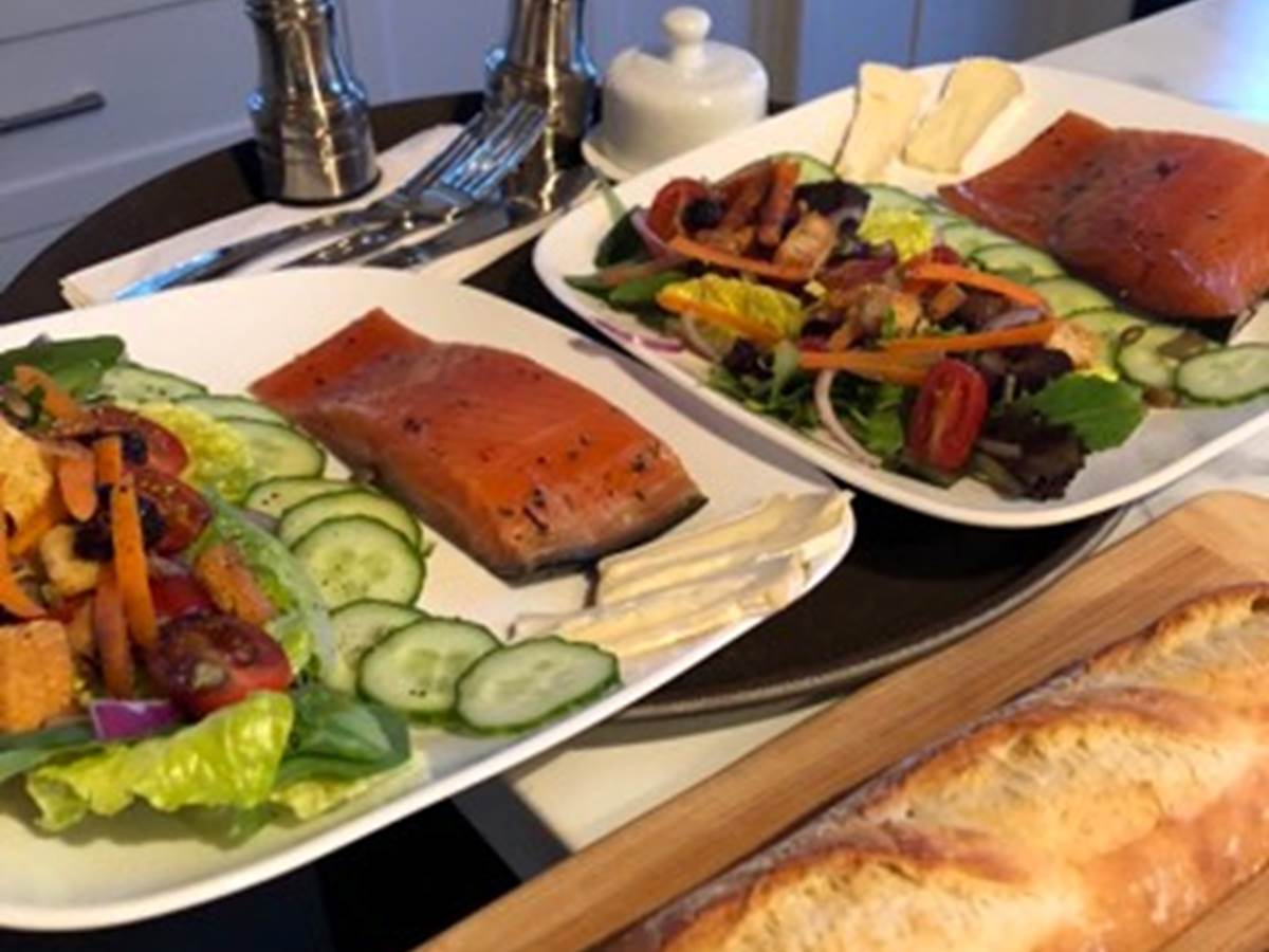 Assiette de saumon avec salade