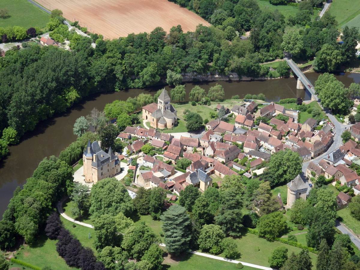 Le village de Saint Léon paisiblement installé dans une boucle de la Vézère
