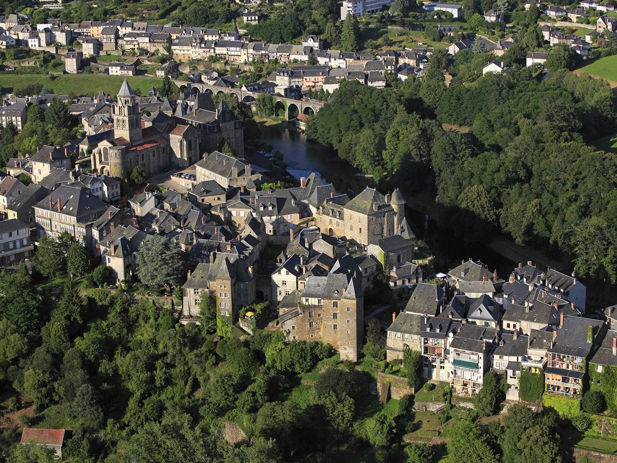 Le village d'Uzerche avec vue sur l'abbaye Saint Pierre