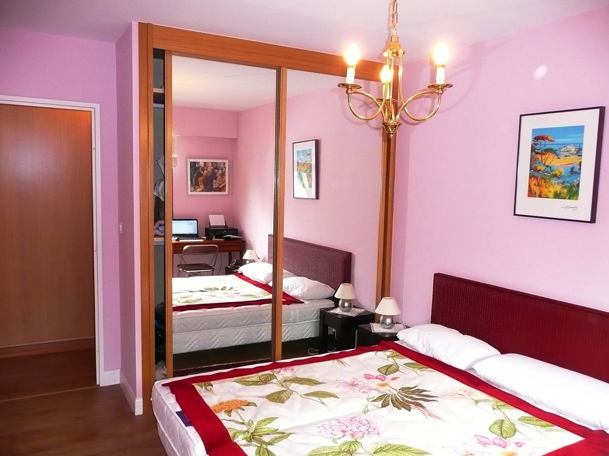 Appart Saint Jean de Luz centre vile chambre lit 2 places vue placard caution.jpg