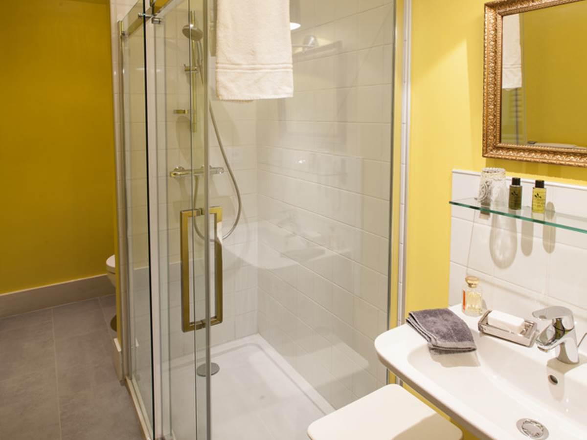 Salle de bain privative avec douche et WC