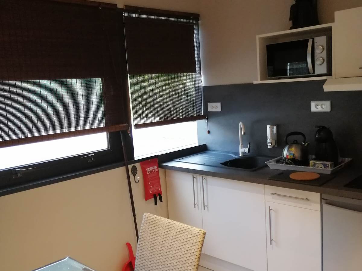 Cuisine équipée pour 2 adultes et 1 enfant.