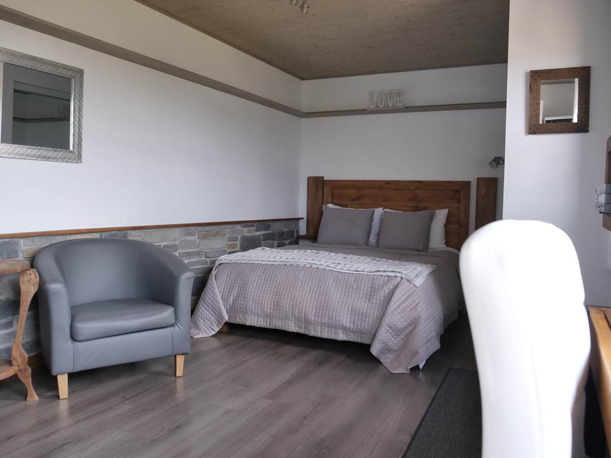 Lit Queen et petit coin deux fauteuils