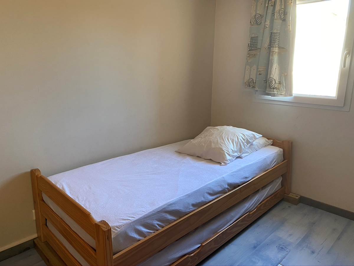 Espace nuit avec lit gigogne comprenant 2 lits de 90