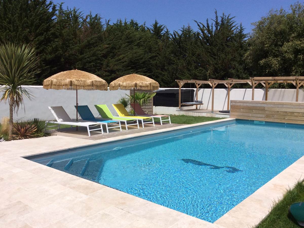 La piscine et son extérieur.