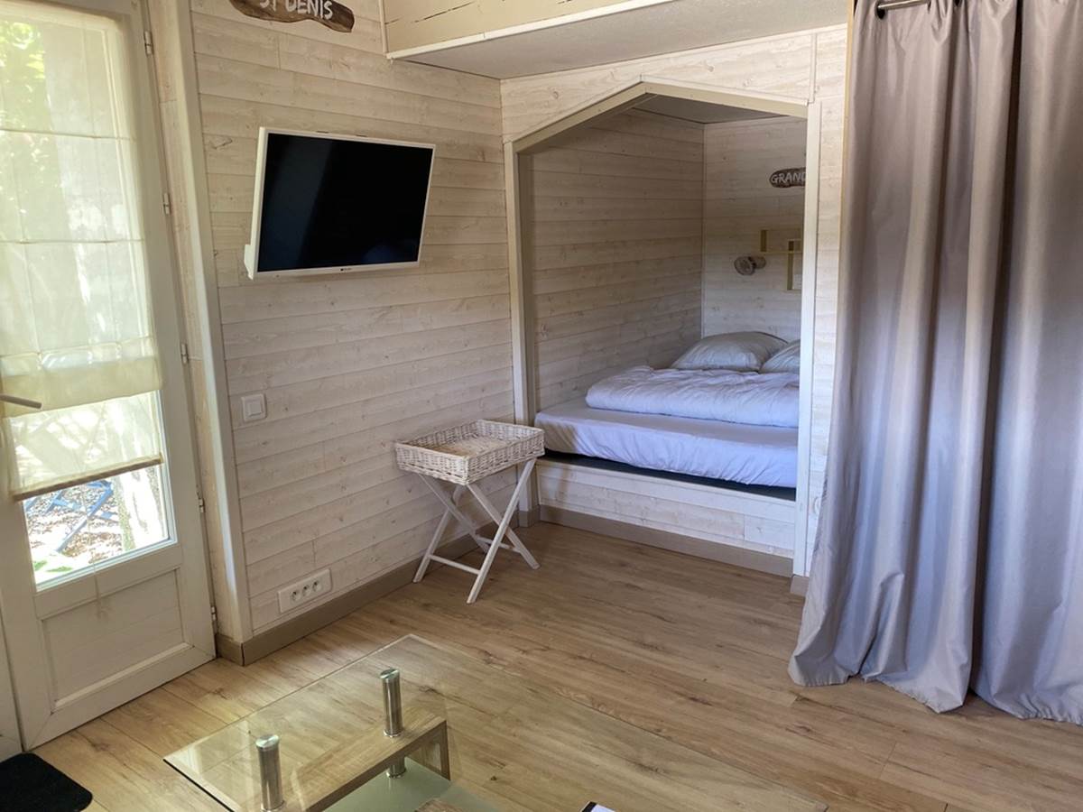 Coin nuit avec lit de 140 en alcôve et dressing