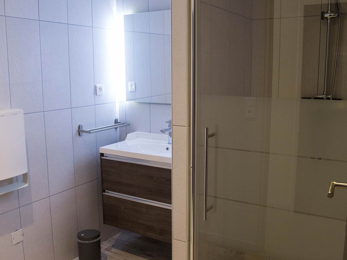 Salle d'eau avec douche à l'italienne.