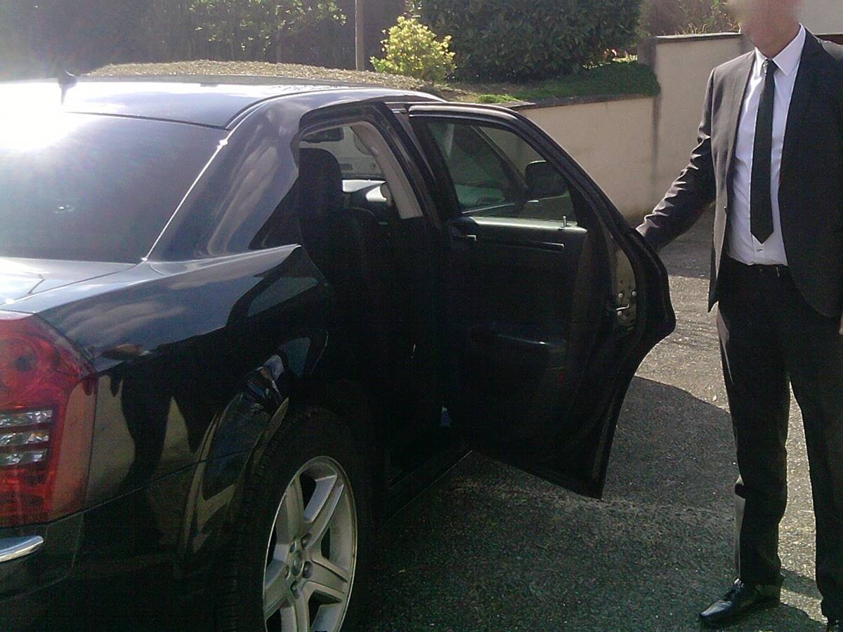 Un chauffeur professionnel courtois et discret