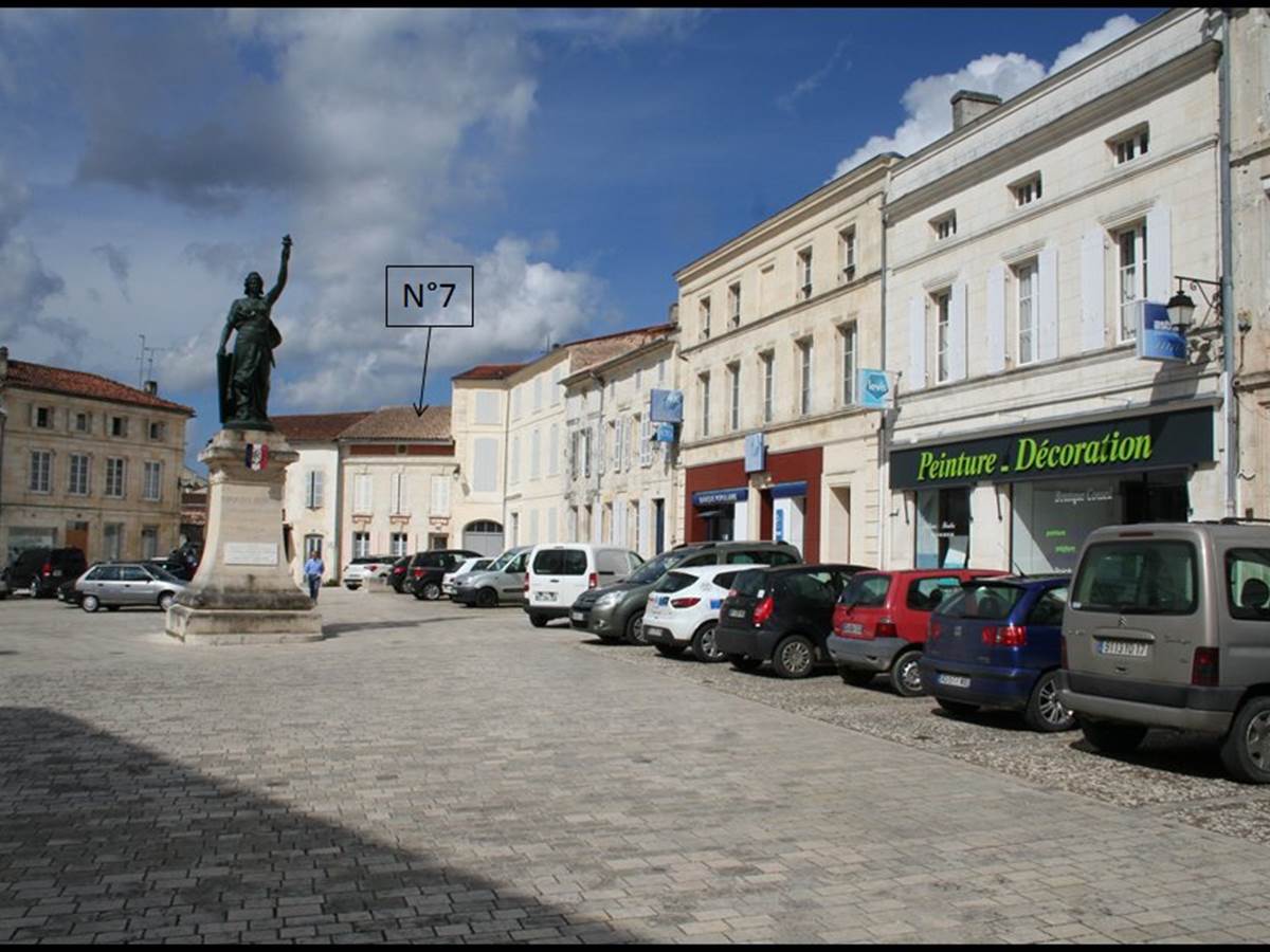 Place de la République, quartier historique de Jonzac