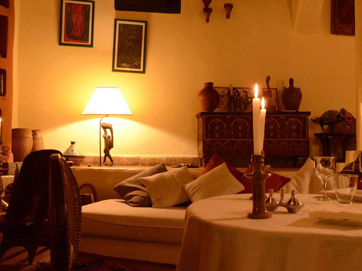 Diner le soir près de la cheminée
