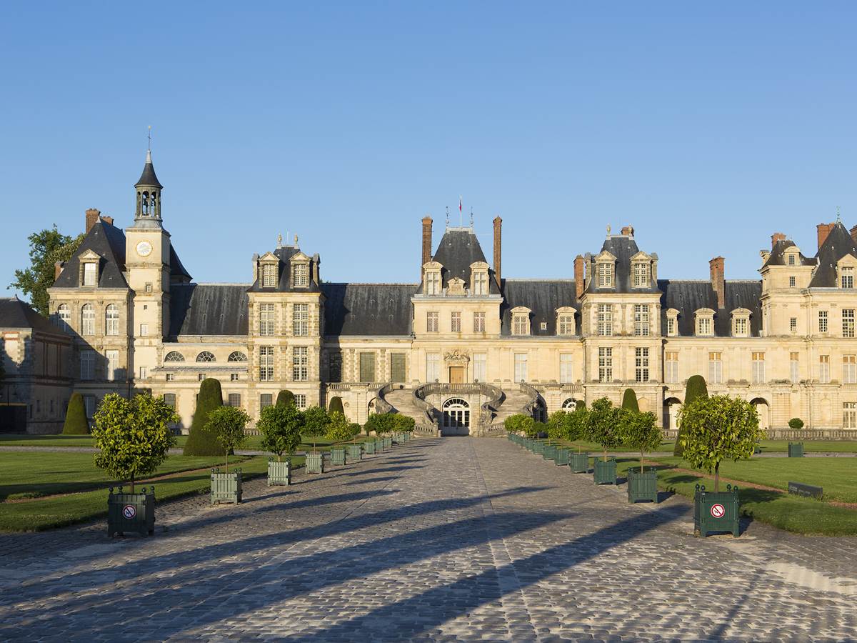 500078723+la+cour+d%27honneur+et+l%27aile+de+l%27escalier+en+fer+%c3%a0+cheval