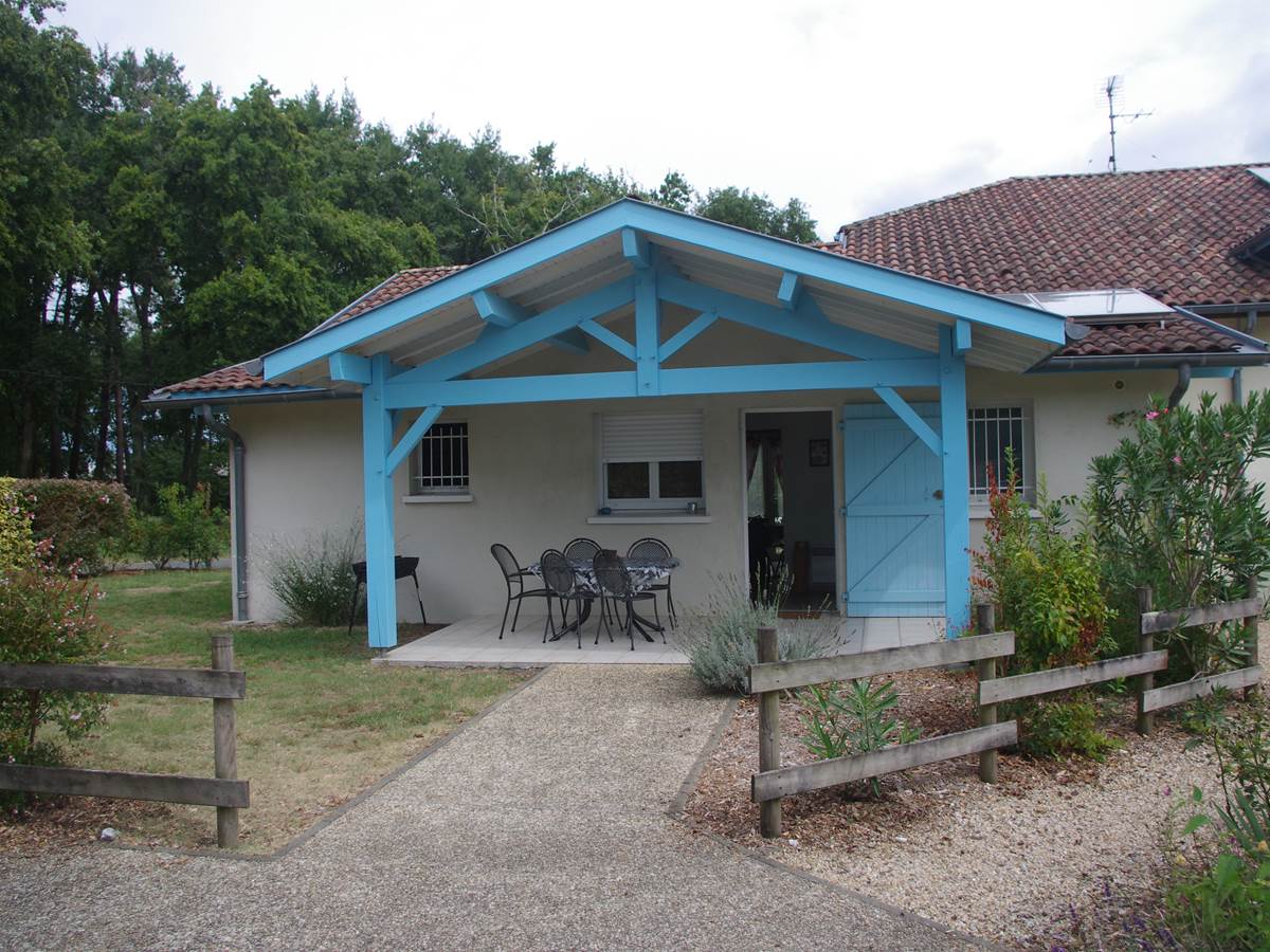 Entrée et terrasse du gîte