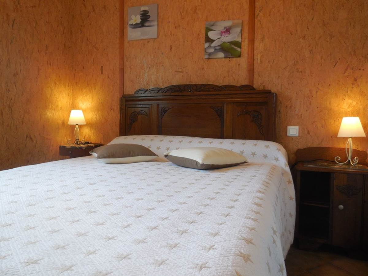 Gîte Les rosiers Arnac-La-Poste, chambre avec un lit 2 places de 140 cm