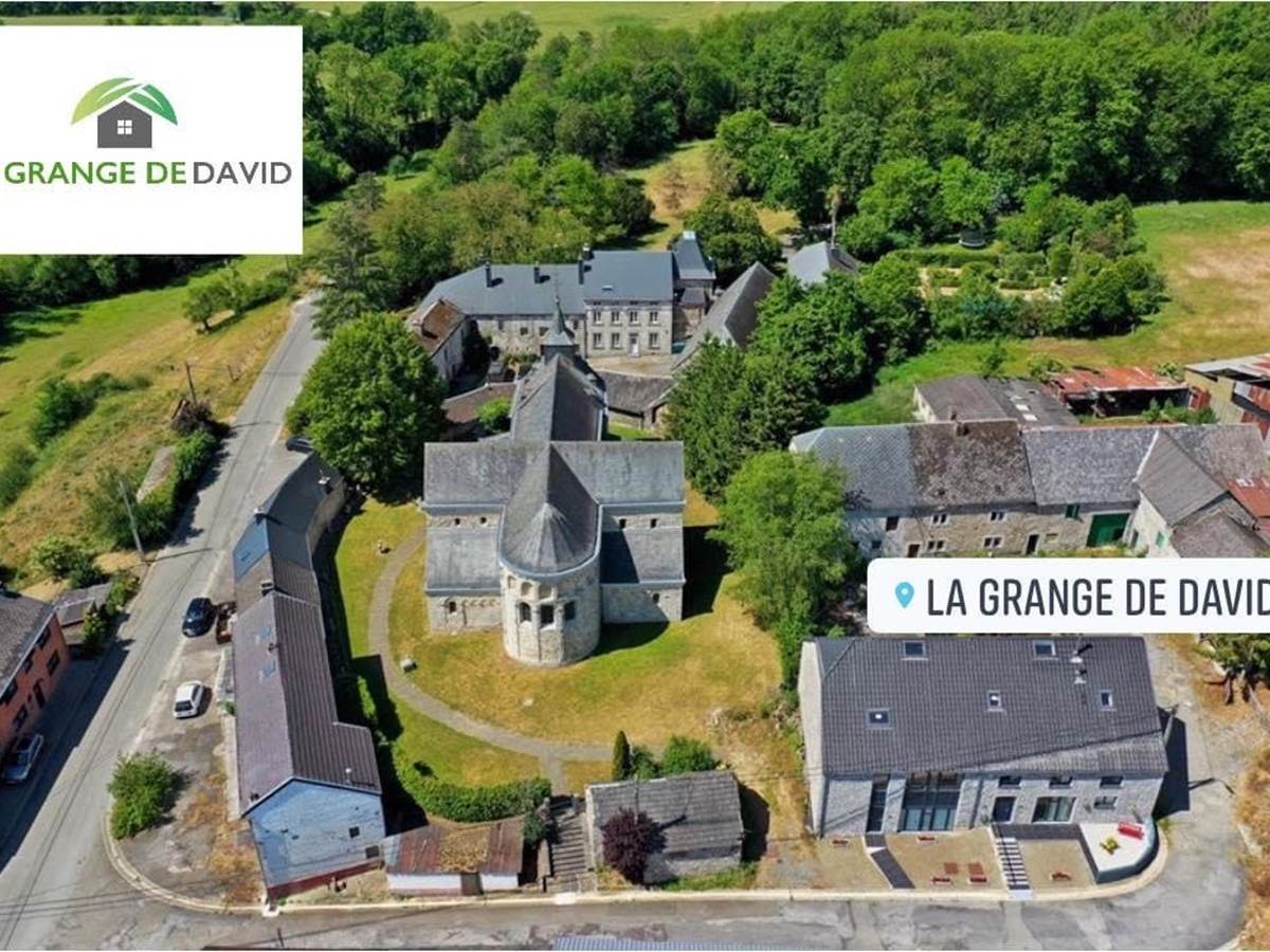 Vue aérienne du hameau de Xhignesse logé dans la verdure