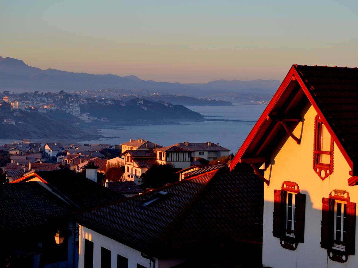 Soleil rasant du soir et vue sur la mer à Bidart