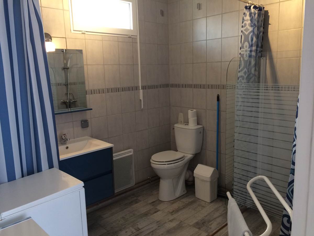 SALLE DE BAIN ATTENANTE A LA CHAMBRE DOUBLE AVEC DOUCHE ITALIENNE