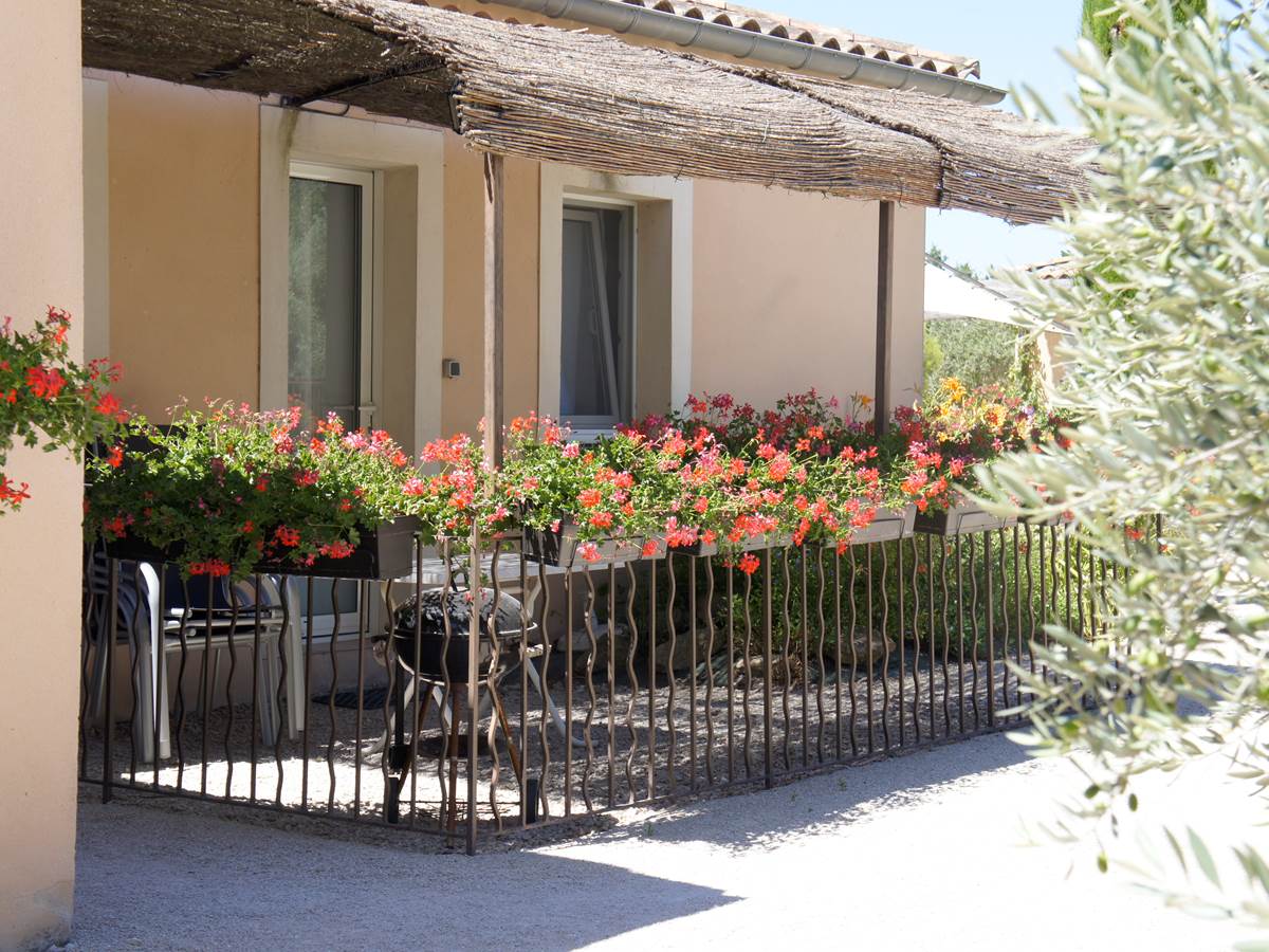 Terrasse d'un appartement de la résidence les peupliers loriot du comtat