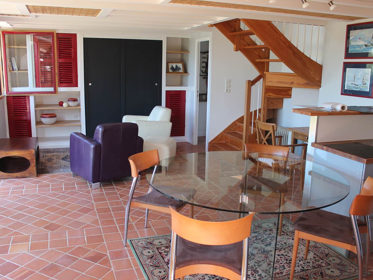 Gouelet-Ker Ile de Sein, le salon au fond, la table des repas au premier plan.