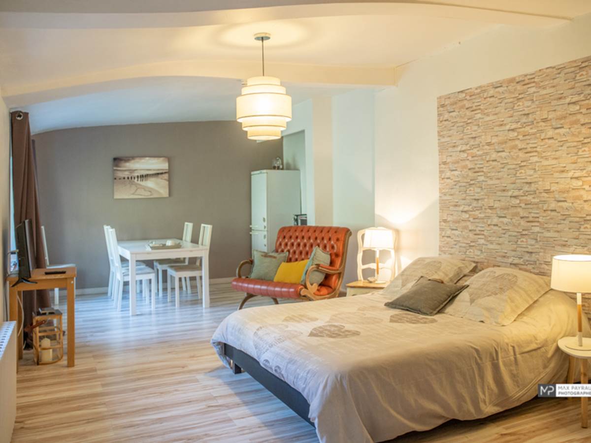 chambre parent et coin salon