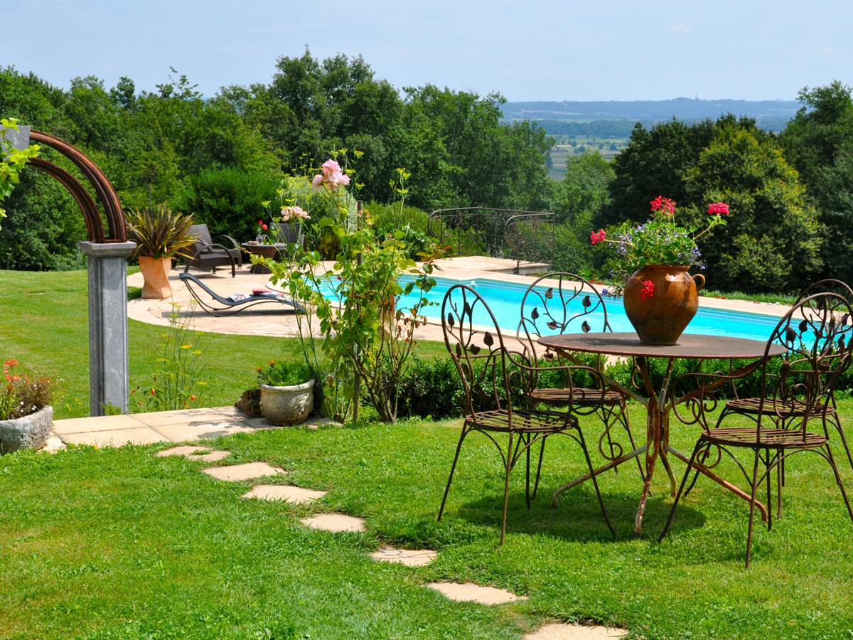 PISCINE FACE AUX PYRENEES