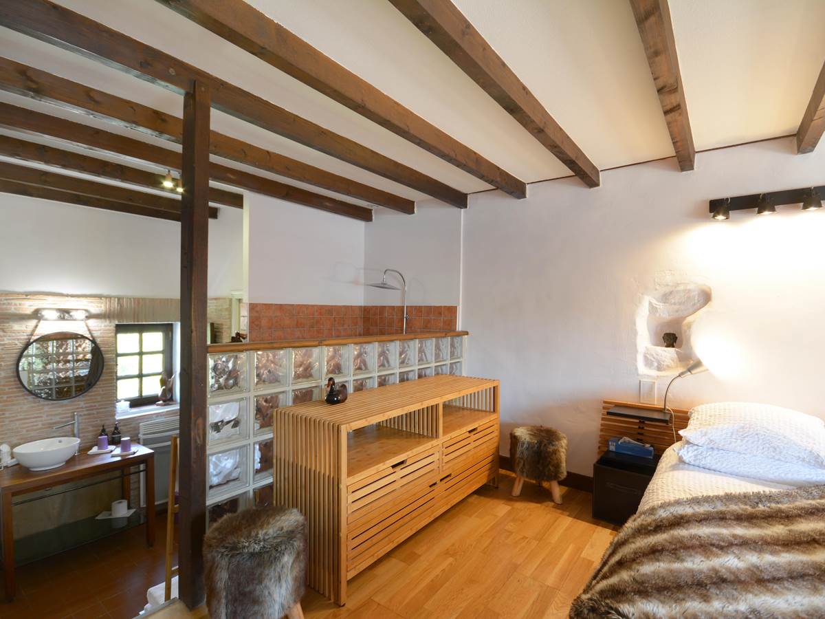 la chambre valere en sa douche en open space