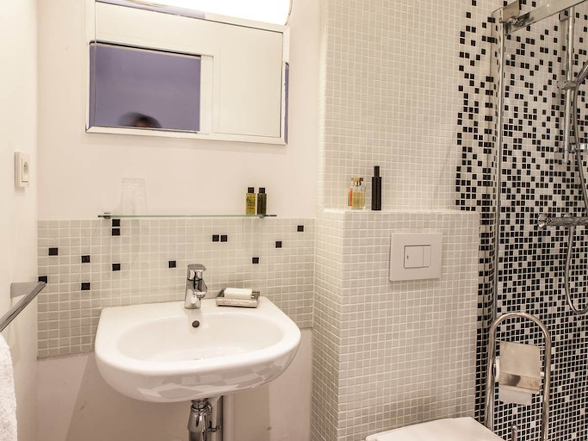 Salle de bain privative avec douche et WC