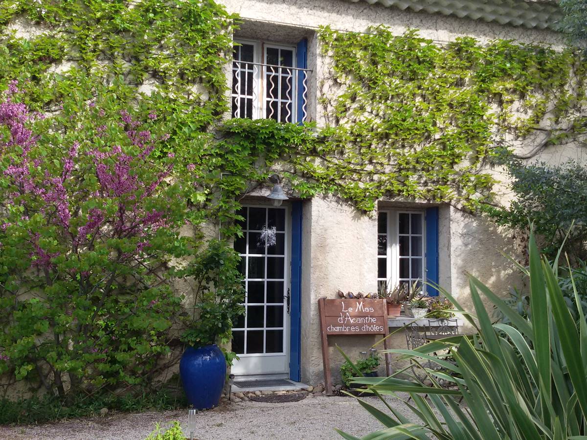 Entrée principale du mas