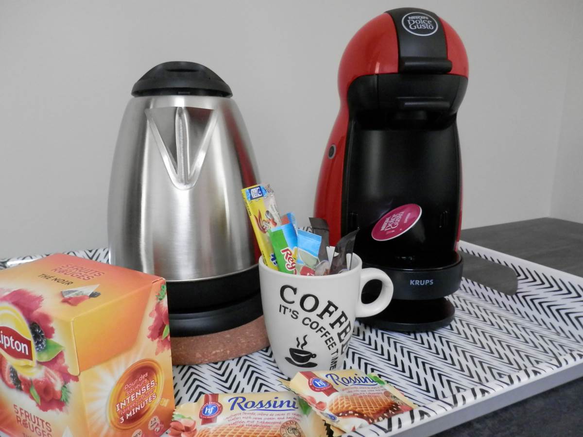 Plateau bouilloir avec thé, café, chocolat et friandise.