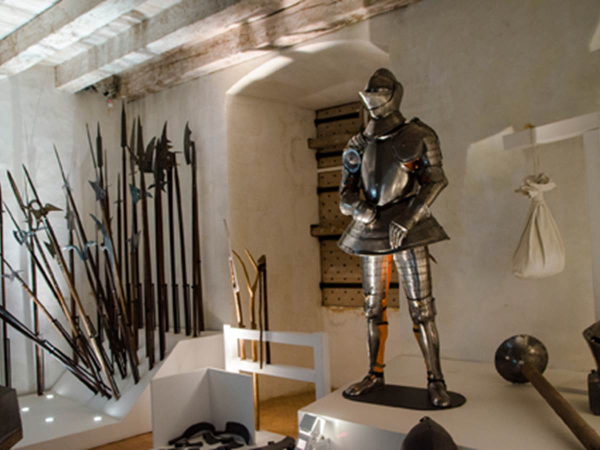 Collection de 250 pièces d'armes et armures au musée de la guerre médiévale