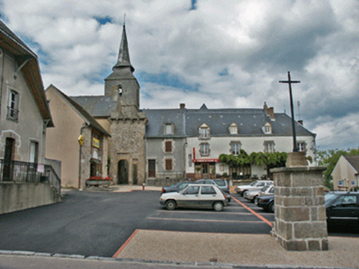 Gîte Les rosiers Arnac-La-Poste, place de l'Eglise
