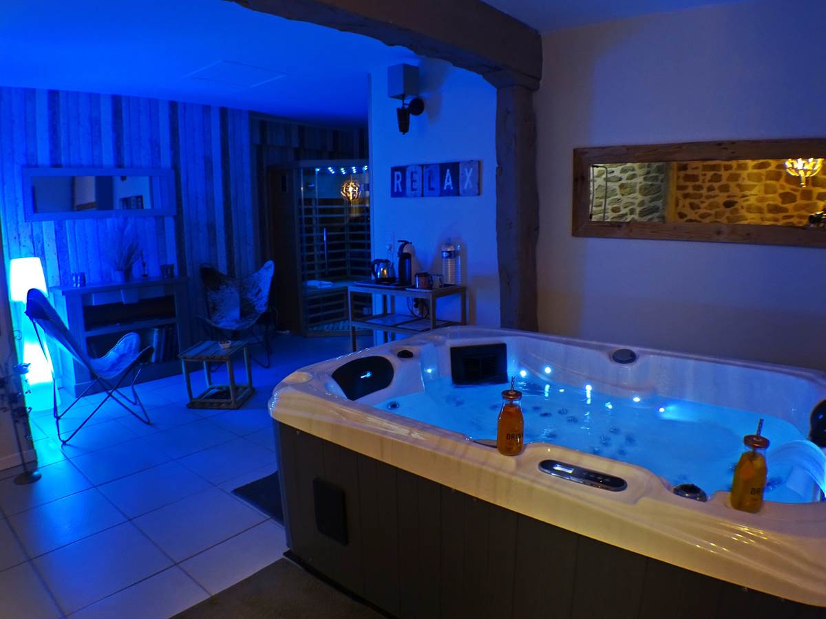 les instants voles jacuzzi privatif - Suite Amoureux, jacuzzi et sauna vue d'ensemble