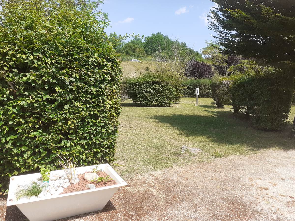 emplacement n°10 et son bac à tomates et herbes fraîche ...