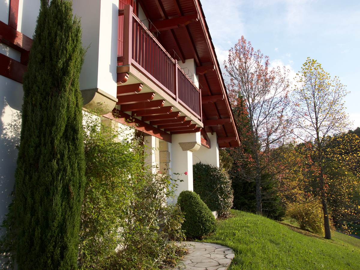 Balcon ouvert sur la ville et les montagnes