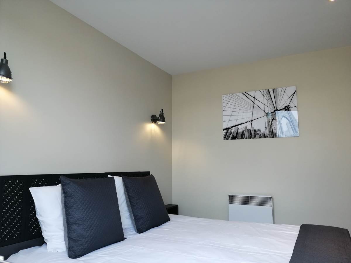 Literie king size avec matelas à ressorts multispires 180 x 200 cm.