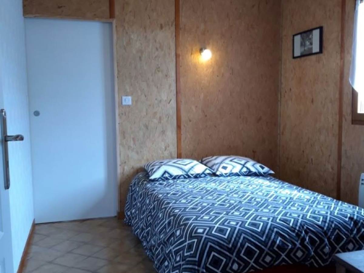 Gîte Les Rosiers salon, possibilité de couchage, 2 personnes