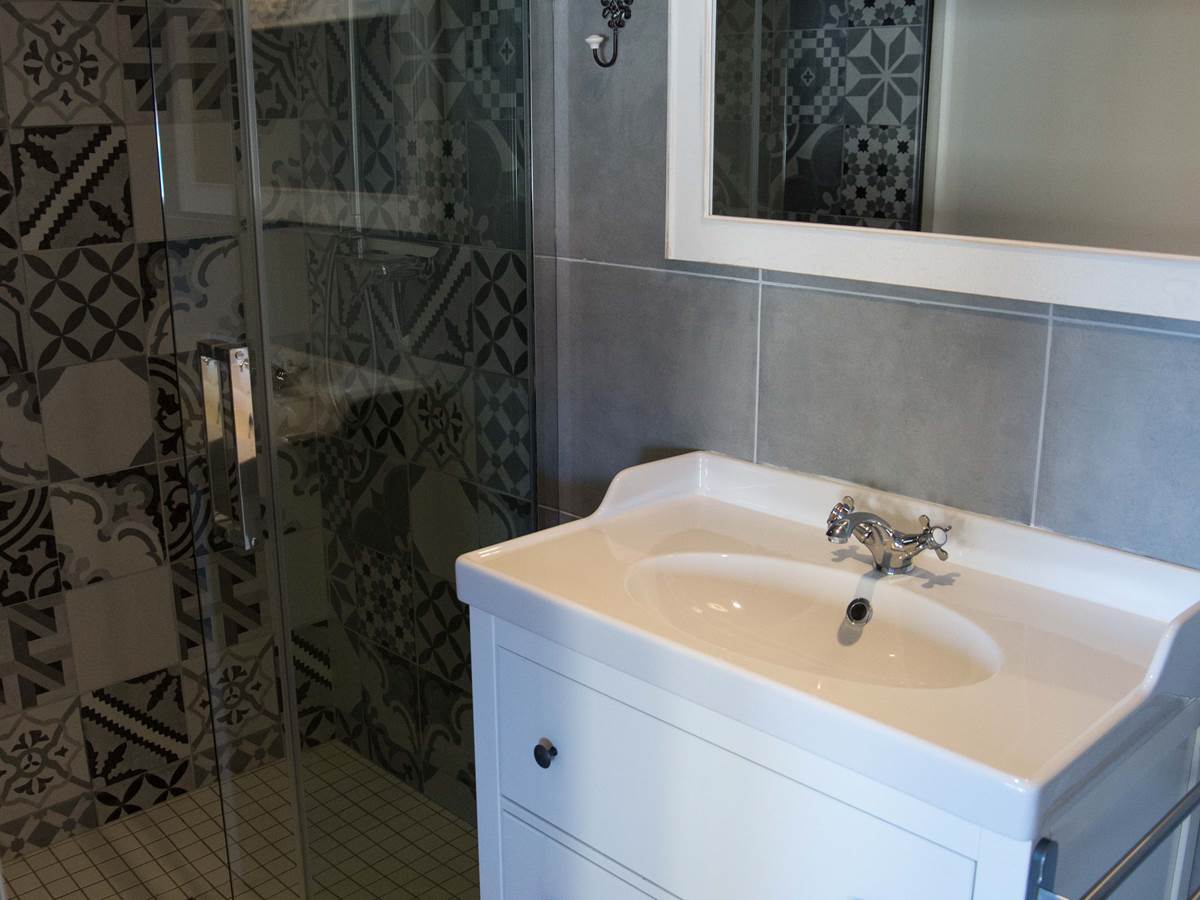 Salle d'eau avec douche à l'italienne.