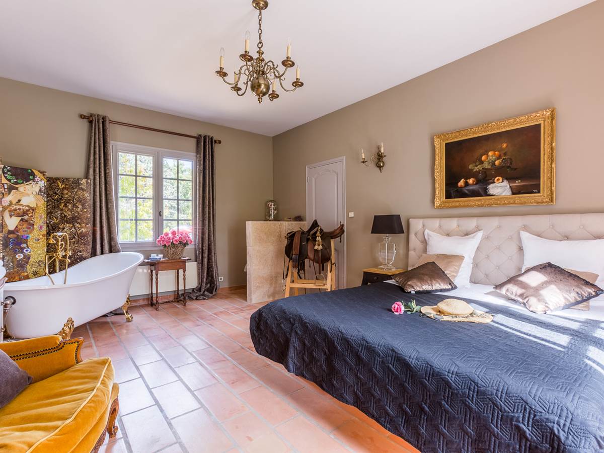 Suite indépendante avec baignoire. vue sur jardin et piscine