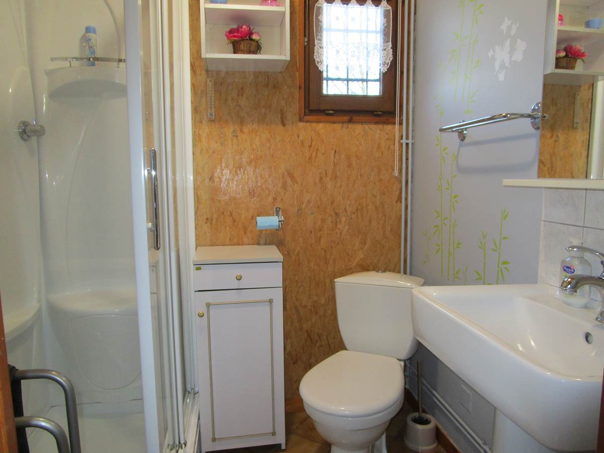 Gîte Les rosiers, salle de bains et WC, Arnac-La-Poste en Haute Vienne, Nouvelle Aquitaine