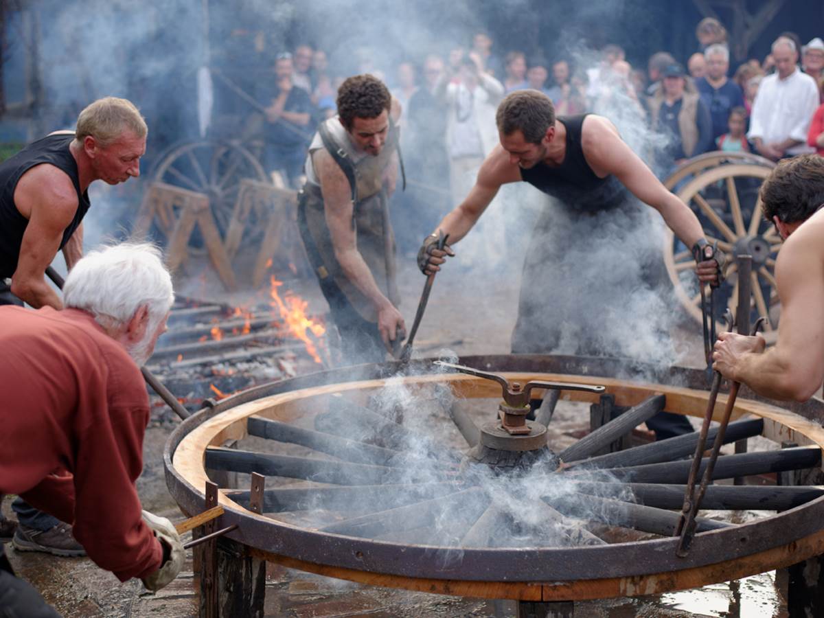 Démonstration et transmission du savoir-faire du métier de charron en voie de disparition