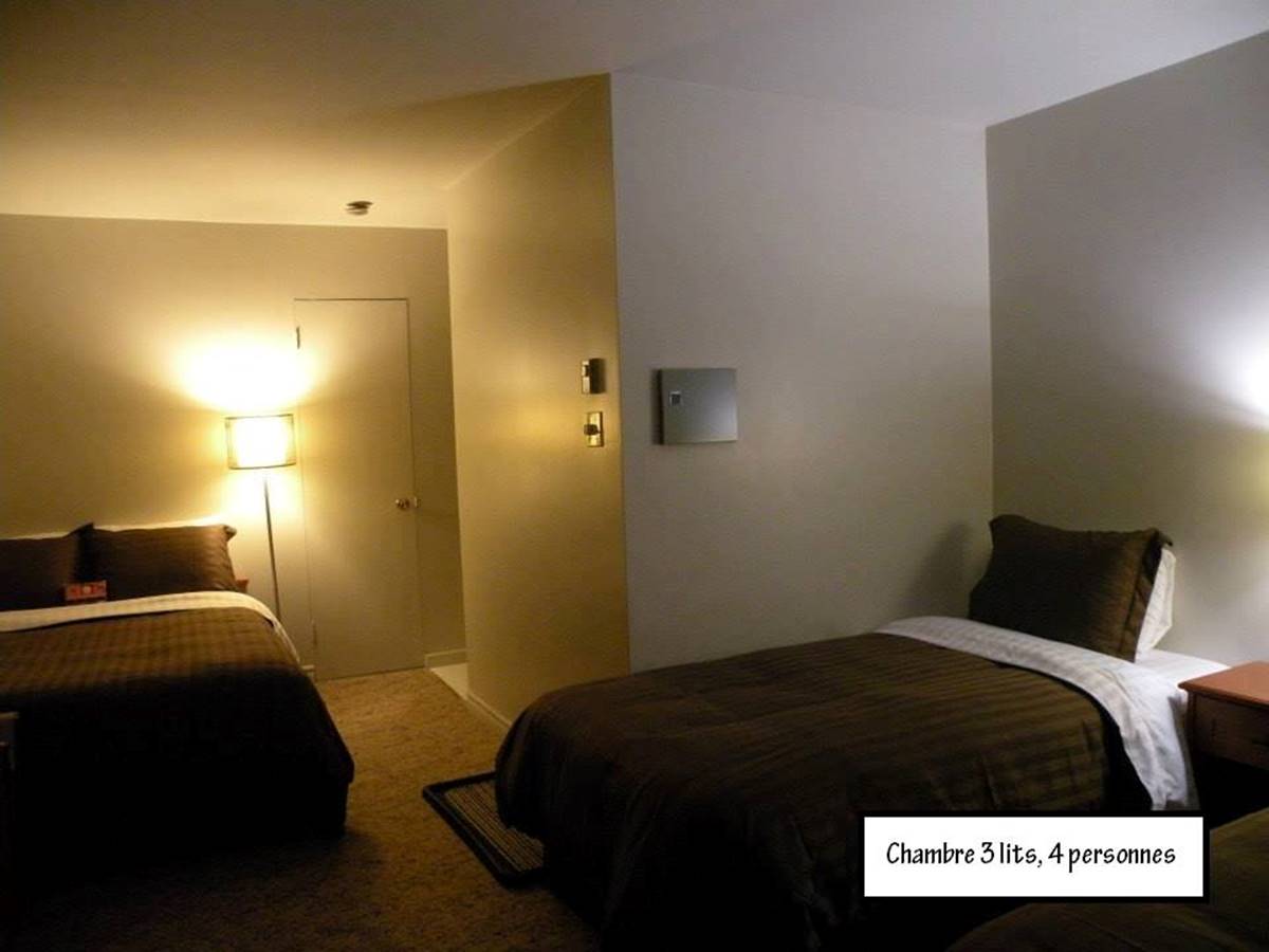 un lit double et 2 lits simples