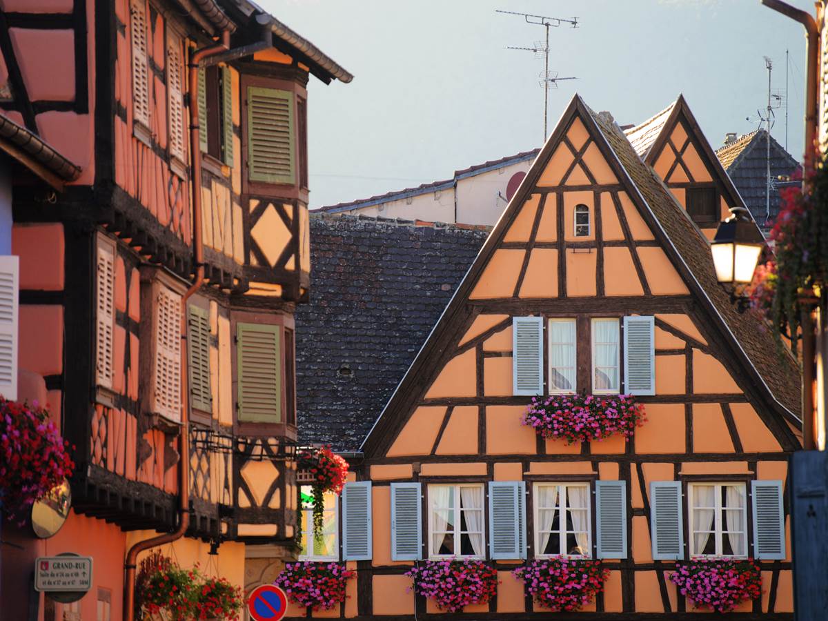 Pans de bois et petites touches colorées à chaque coin de rue