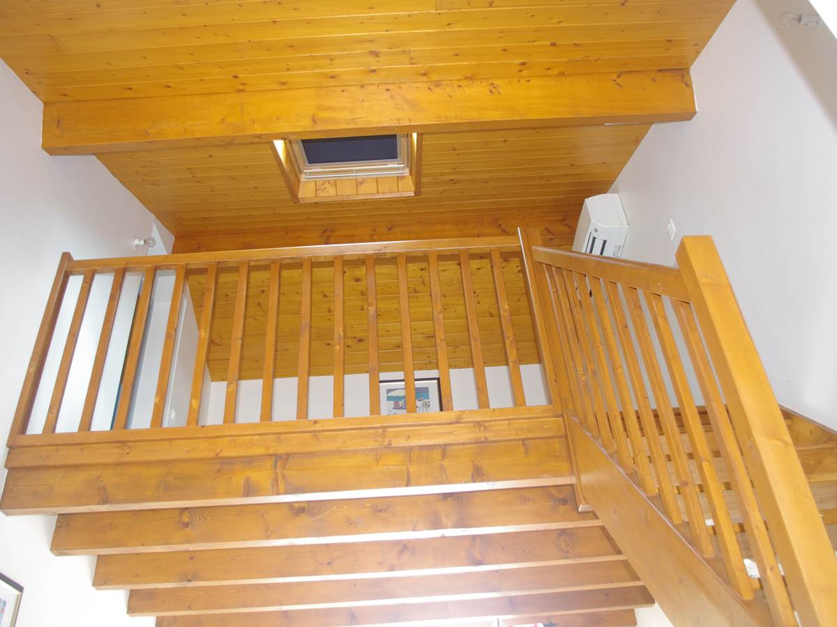 Mezzanine et accès pour la chambre à l'étage