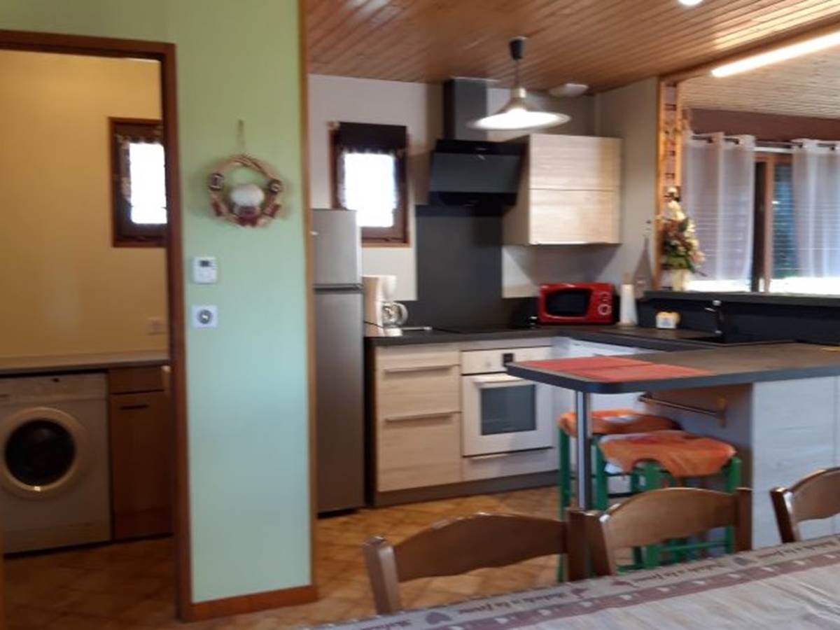 cuisine toute équipée, cellier avec lave linge
