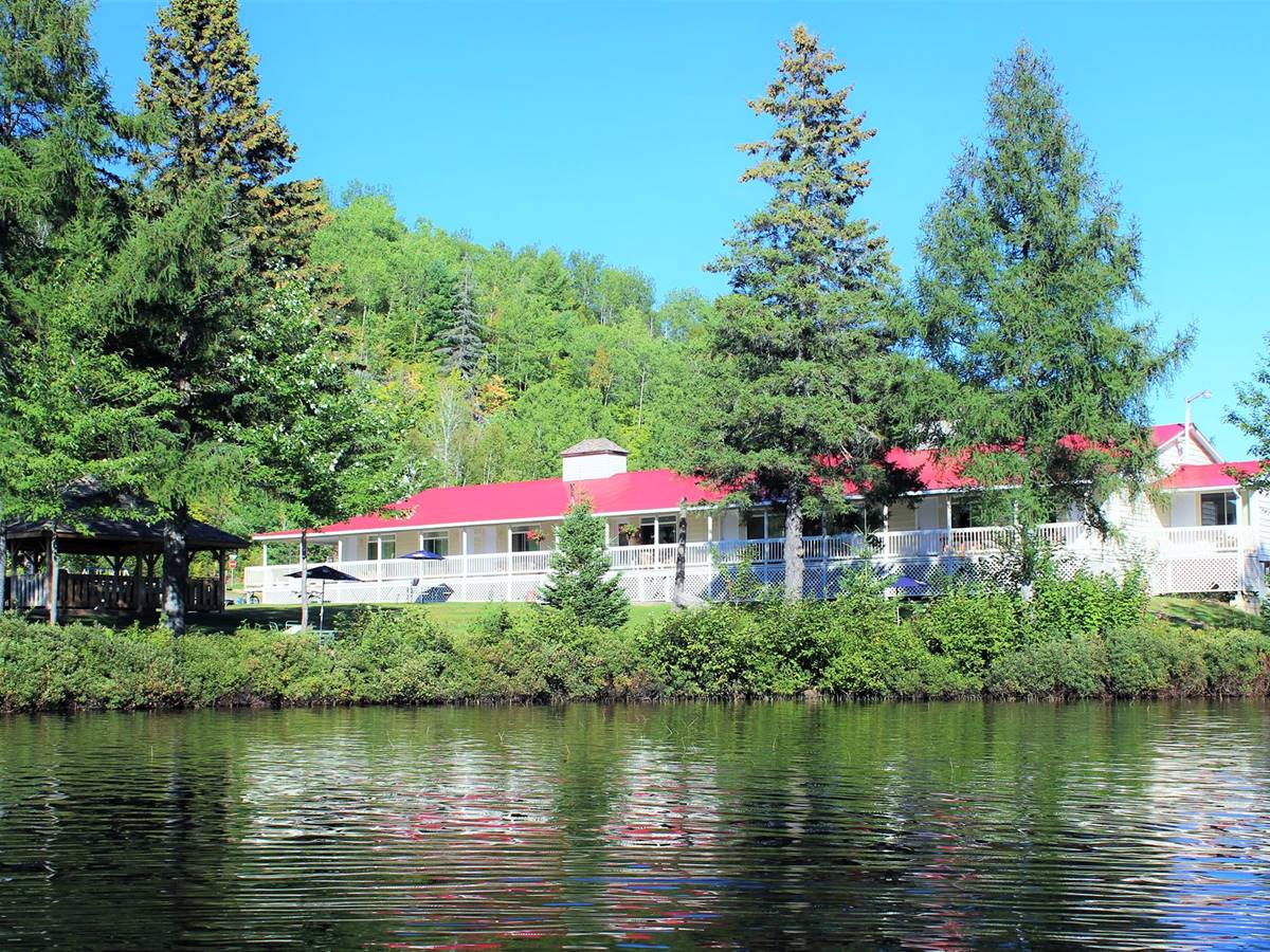 vue de l'auberge du lac Thomas