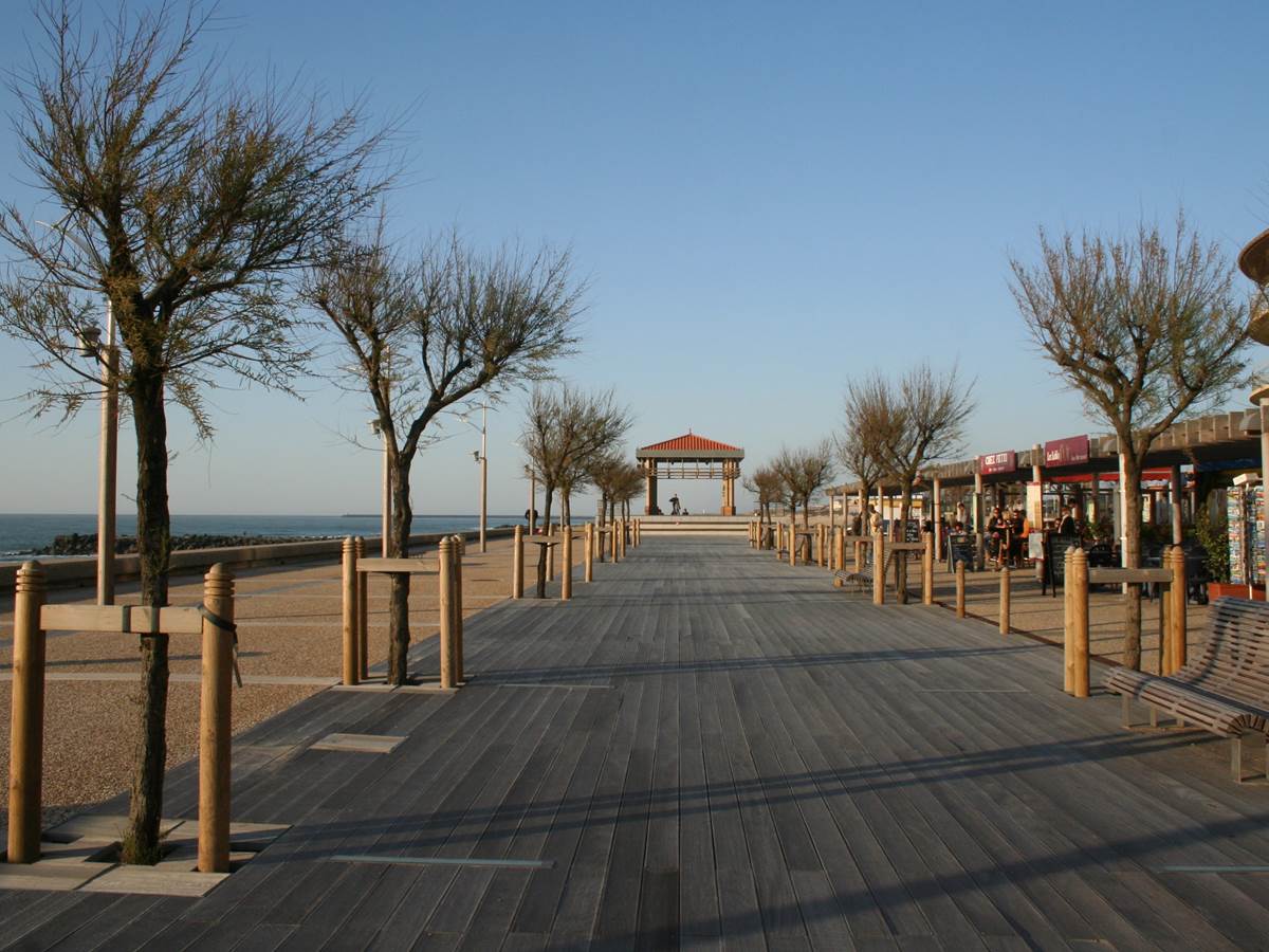 Promenade en front de mer jusqu'à la plage de la chambre d'Amour