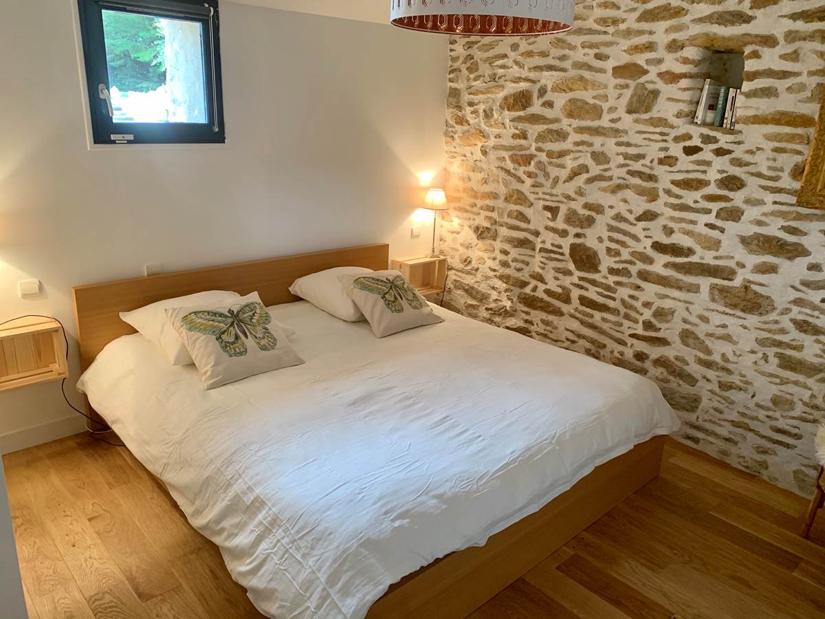La chambre principale avec son lit de 180x200