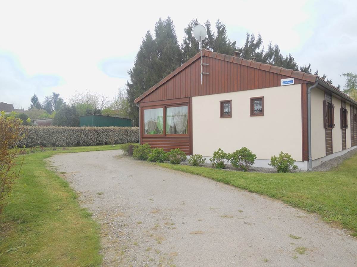Gîte Les rosiers Arnac-La-Poste, façade côté rue