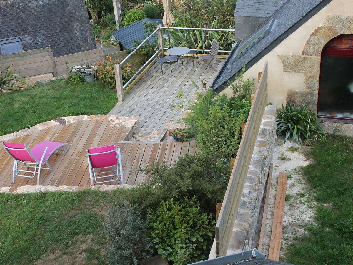 Le jardin dispose de deux terrasse à niveaux différents et protégés par des claustras... Vous êtes vraiment chez vous
