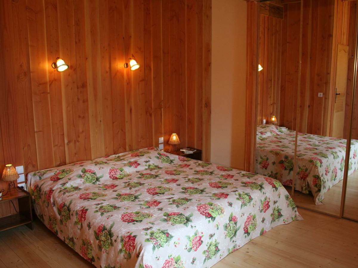 Chambre d'hôtes Printanière lit de 180x190, penderie, douche et WC séparés, espace salon